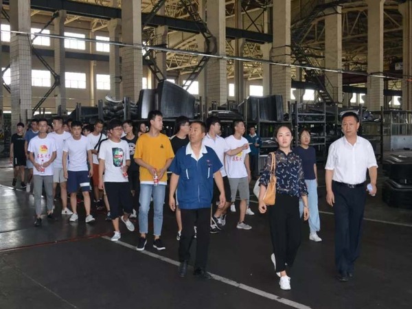 高校大学生来蓝狮在线科普基地实践学习