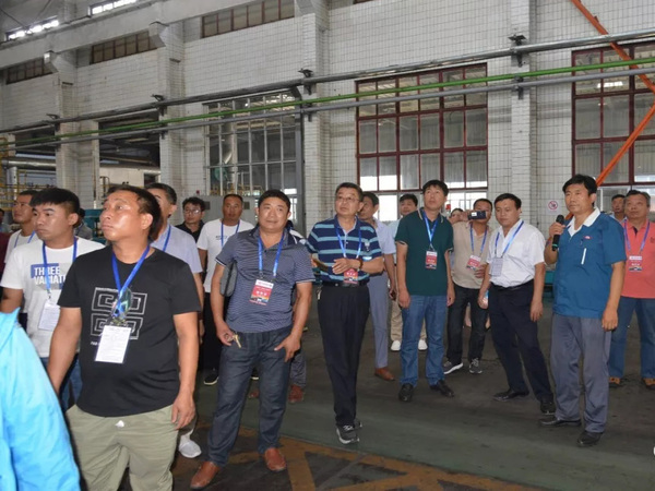 社会公众在蓝狮在线科普基地生产车间参观学习