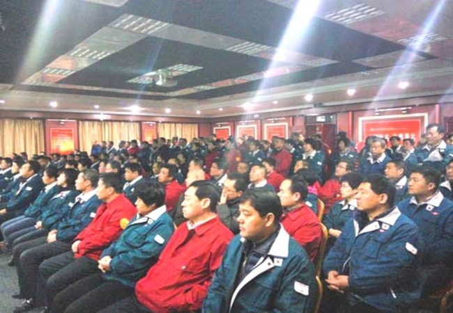 蓝狮在线管理人员正在大会堂认真听取科技人员的科普知识讲座